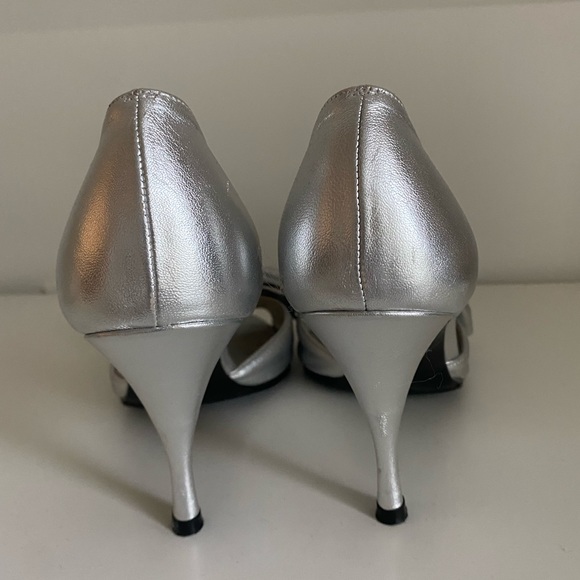 Stuart Weitzman silver open toe heels with bow - Picture 2 of 6